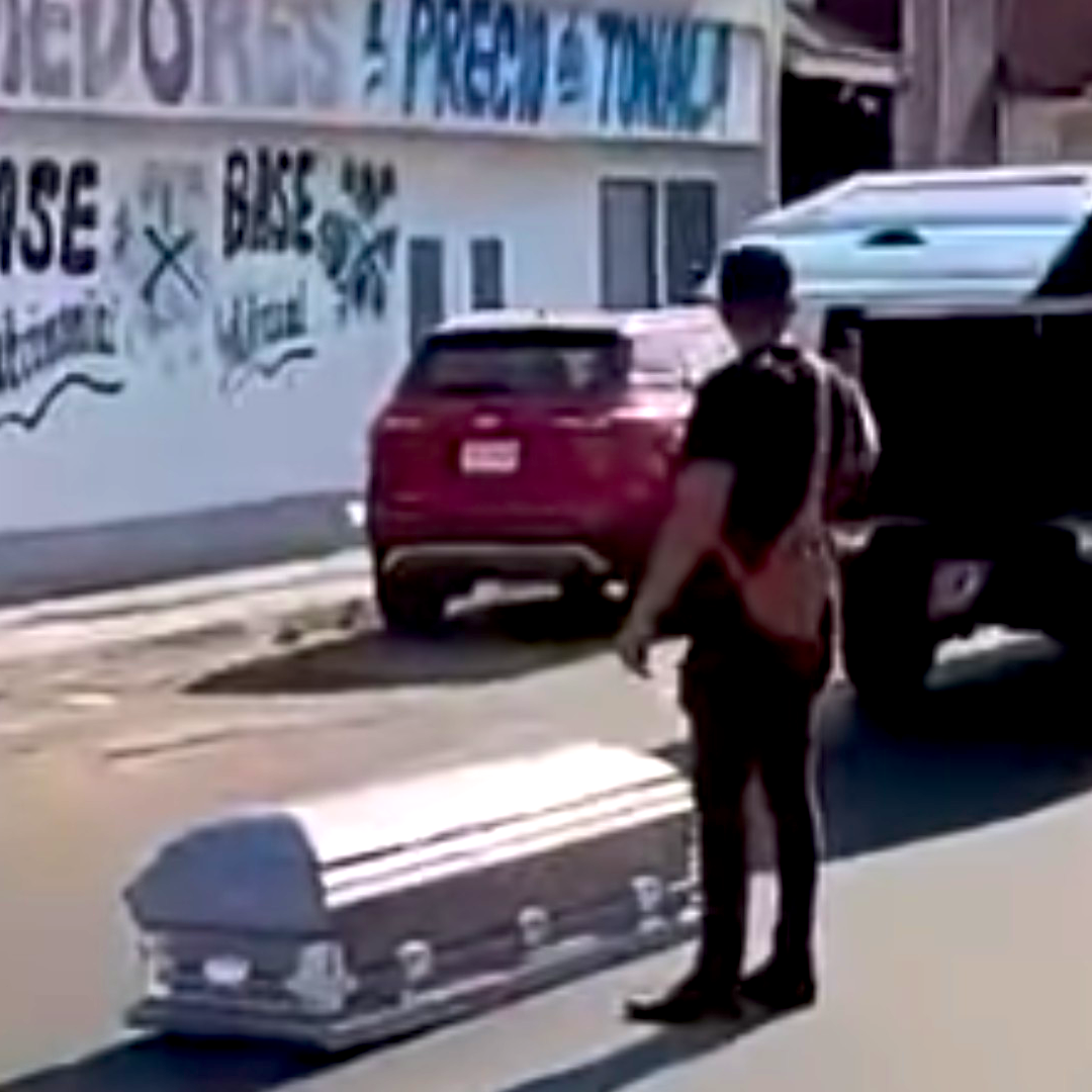 Ataúd Cae de Carroza Fúnebre en Tecomán, Colima