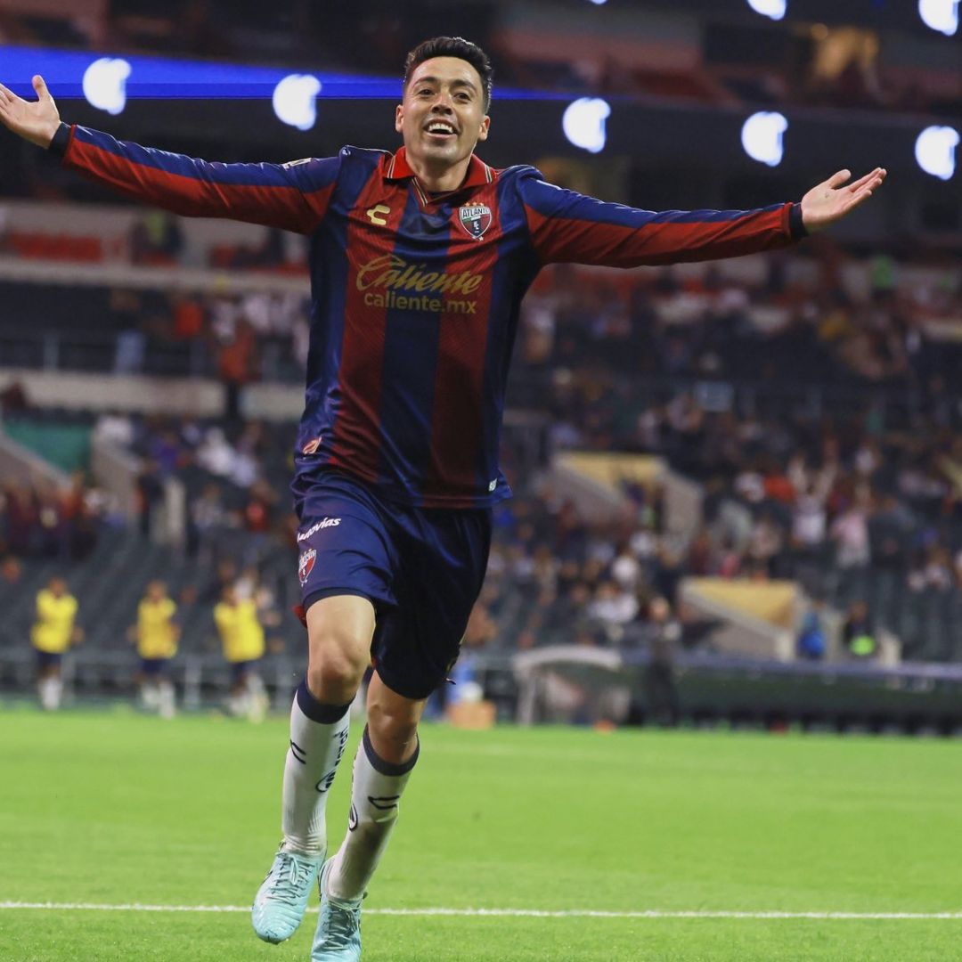 Eduardo Tercero, jugador del Atlante, celebra un gol.