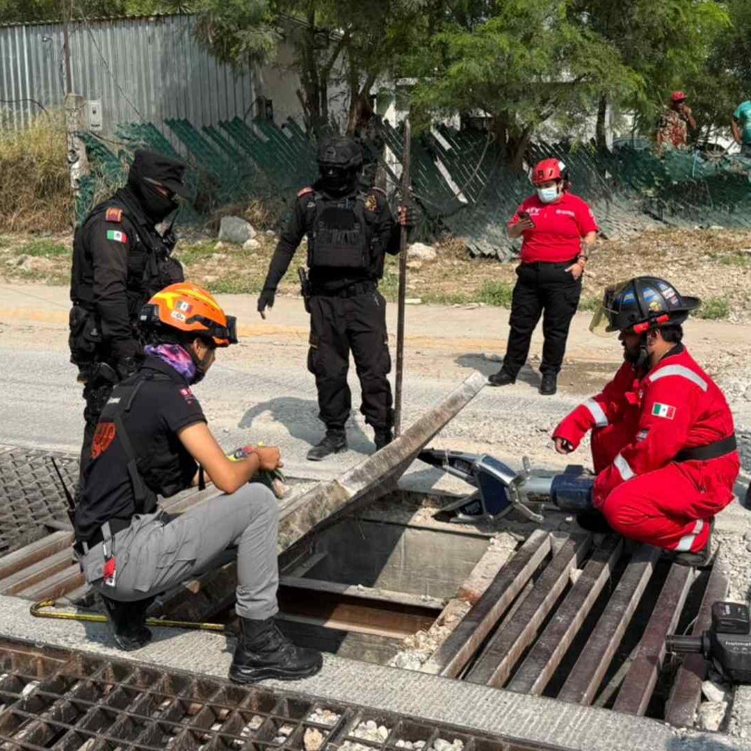 Rescatan a hombre atrapado en alcantarilla en Monterrey