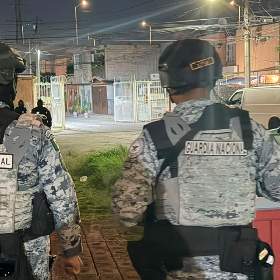 Elementos de la Guardia Nacional resguardan la casa donde un sujeto tomó a varios rehenes en Ecatepec.