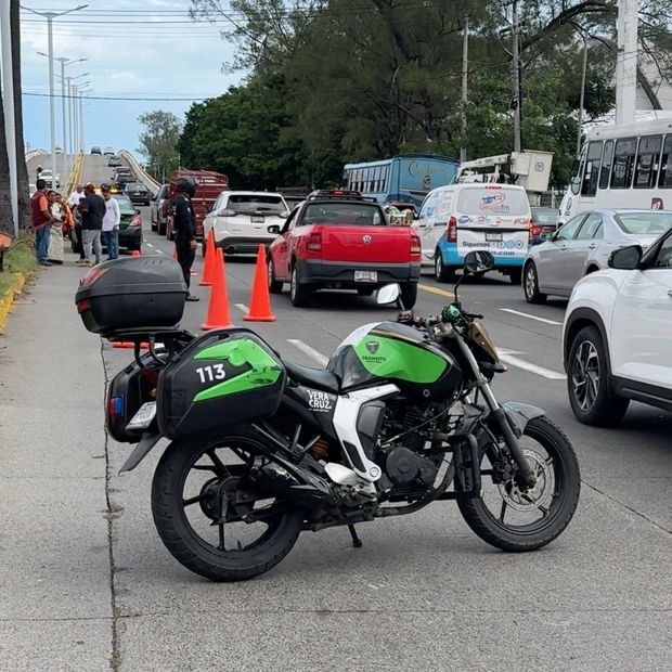 Mujer es atropellada por motociclista en Veracruz.