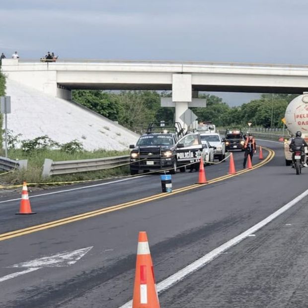 Hombre muere atropellado en la autopista Tihuatlán-Totomoxtle.
