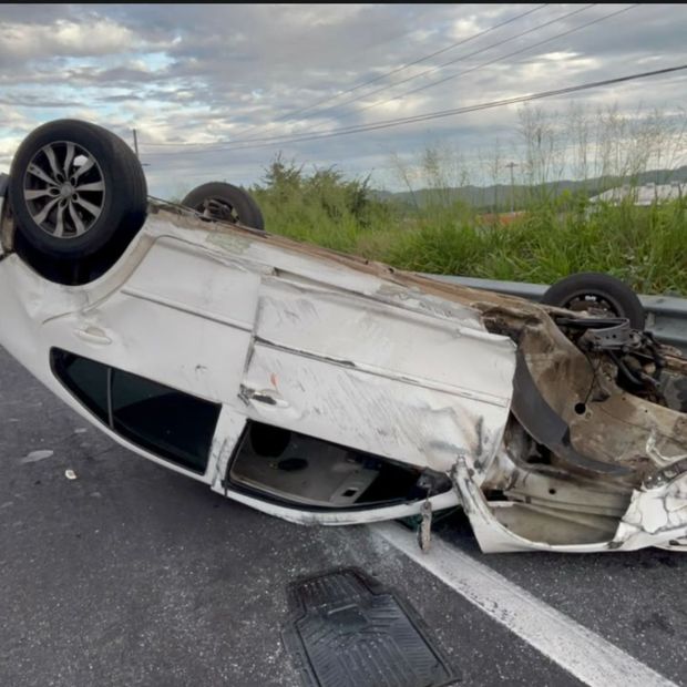 Conductor huye tras volcar su auto en la autopista Veracruz-Cardel