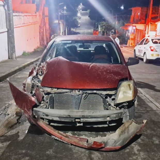 El auto fue encontrado con indicios de haber participado en un accidente.