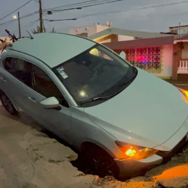 Auto cae en gran socavón en Paseo Las Flores, Boca del Río