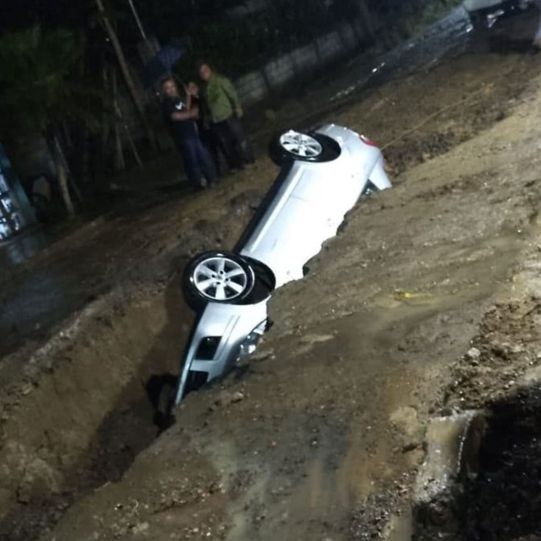 Conductor cae con su auto a una profunda zanja en Ixtaczoquitlán, Veracruz