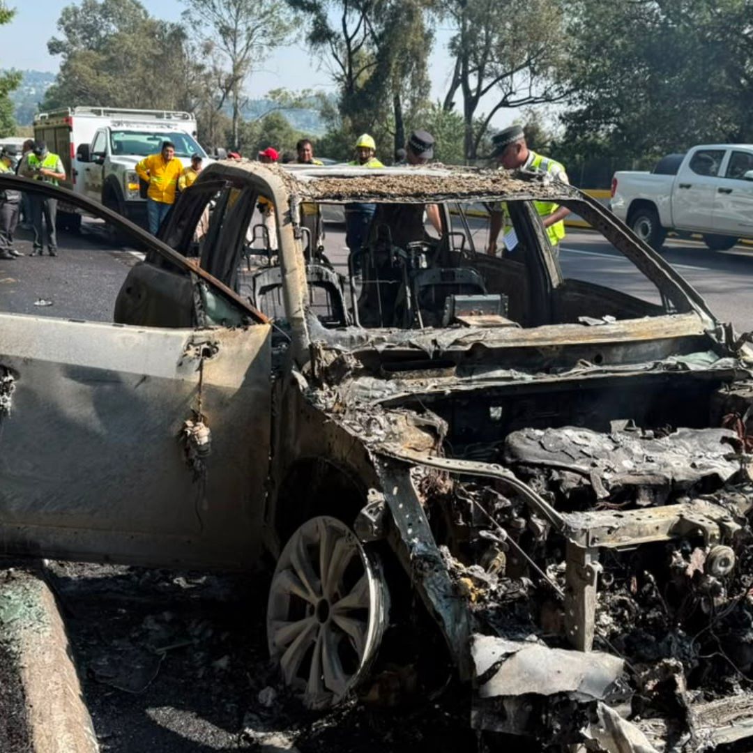 Auto calcinado en la Autopista México-Cuernavaca