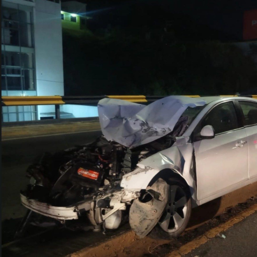 Vehículo choca contra guarnición y es pérdida total. El conductor huyó del lugar