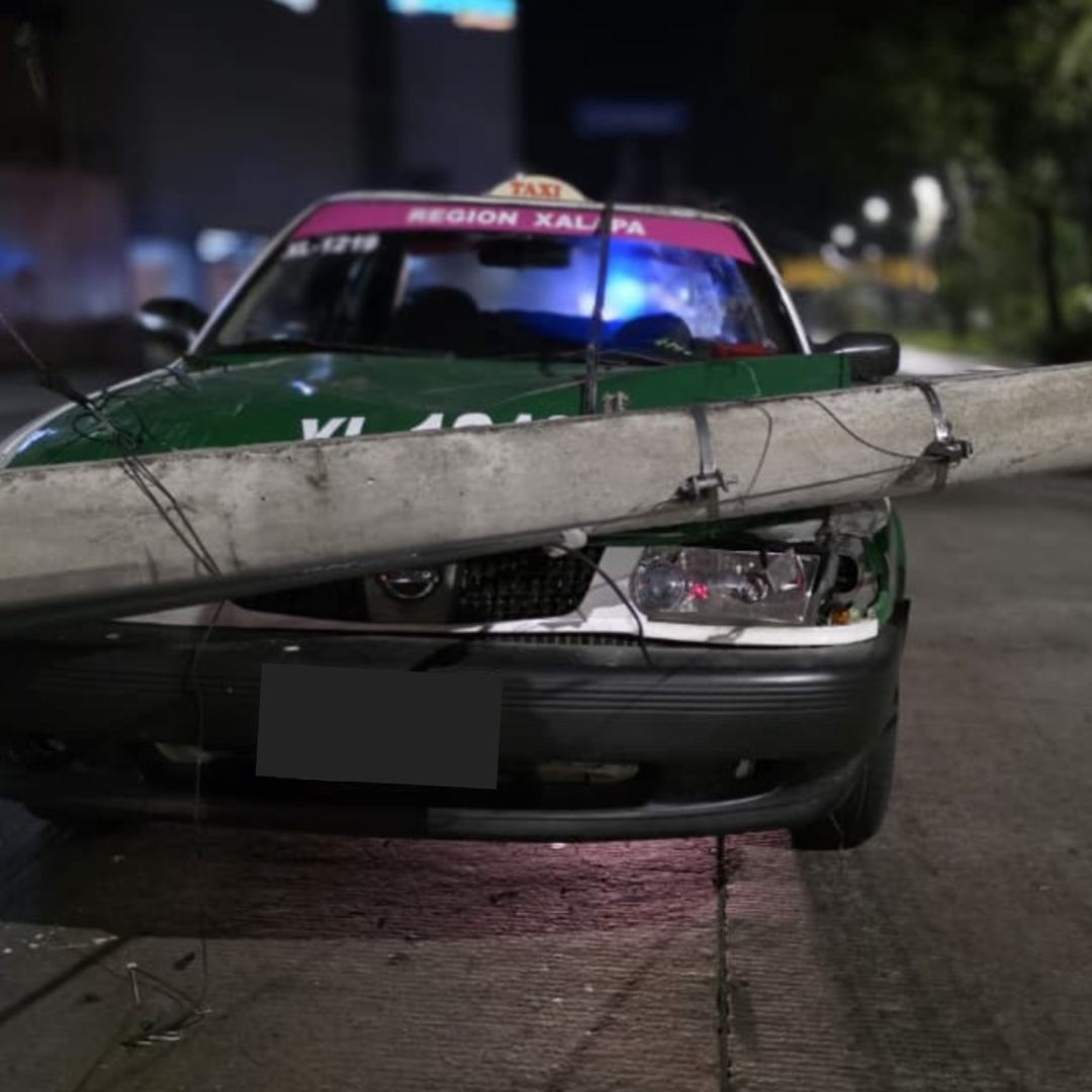 Taxi dañado por poste que cayó tras un aparatosos choque en Xalapa
