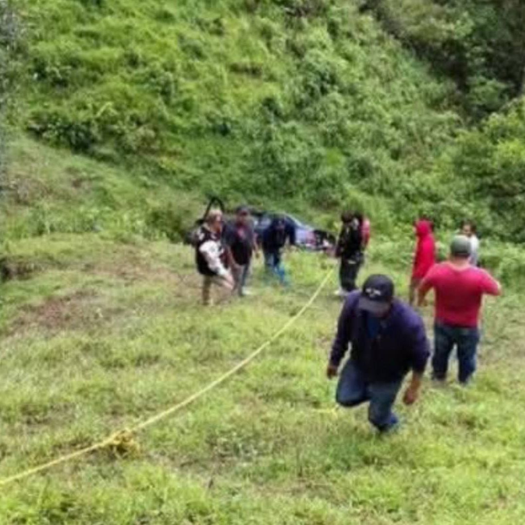 Automóvil termina en el fondo de un barranco en carretera de Veracruz