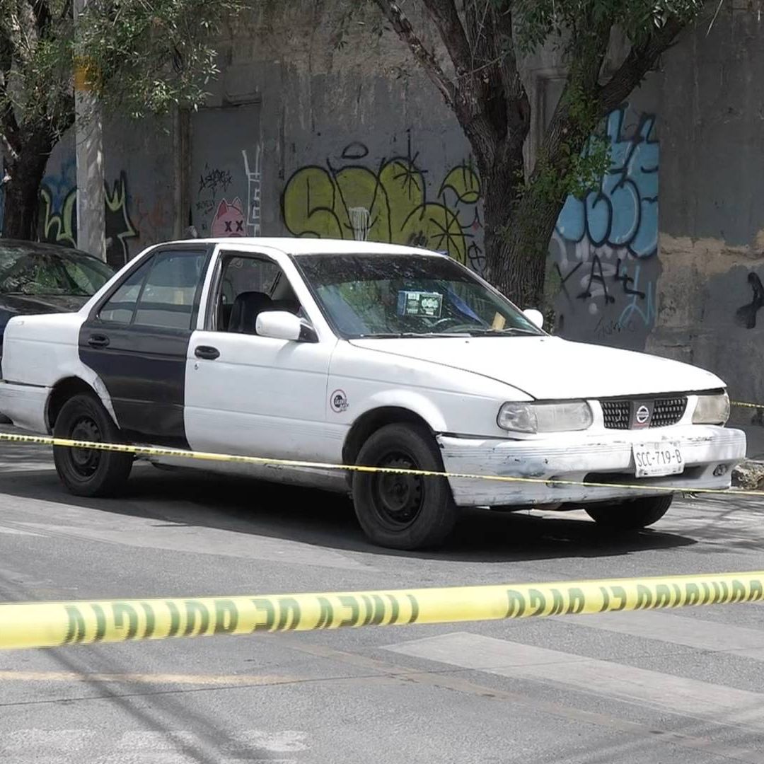 Acordonan calles y aeguran auto presuntamente robado