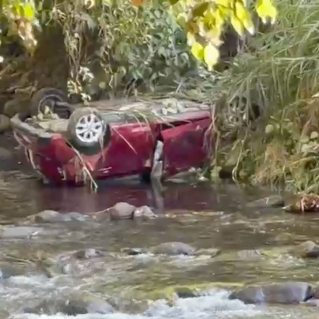 Vehículo termina volcado en el afluente del río Pixquiac tras salir del camino en la Carretera Coatepec-Xalapa
