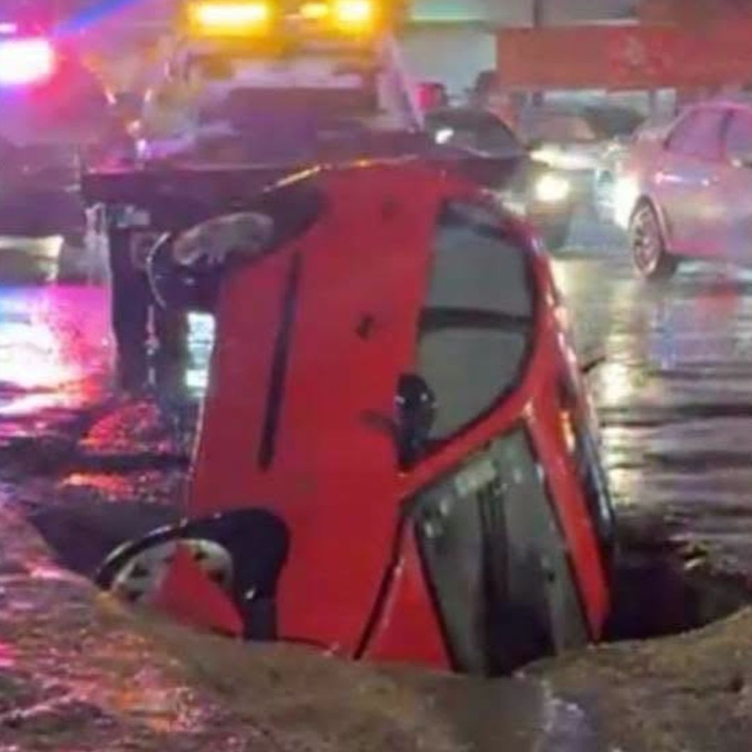 Auto cae en socavón de La María en Puebla.