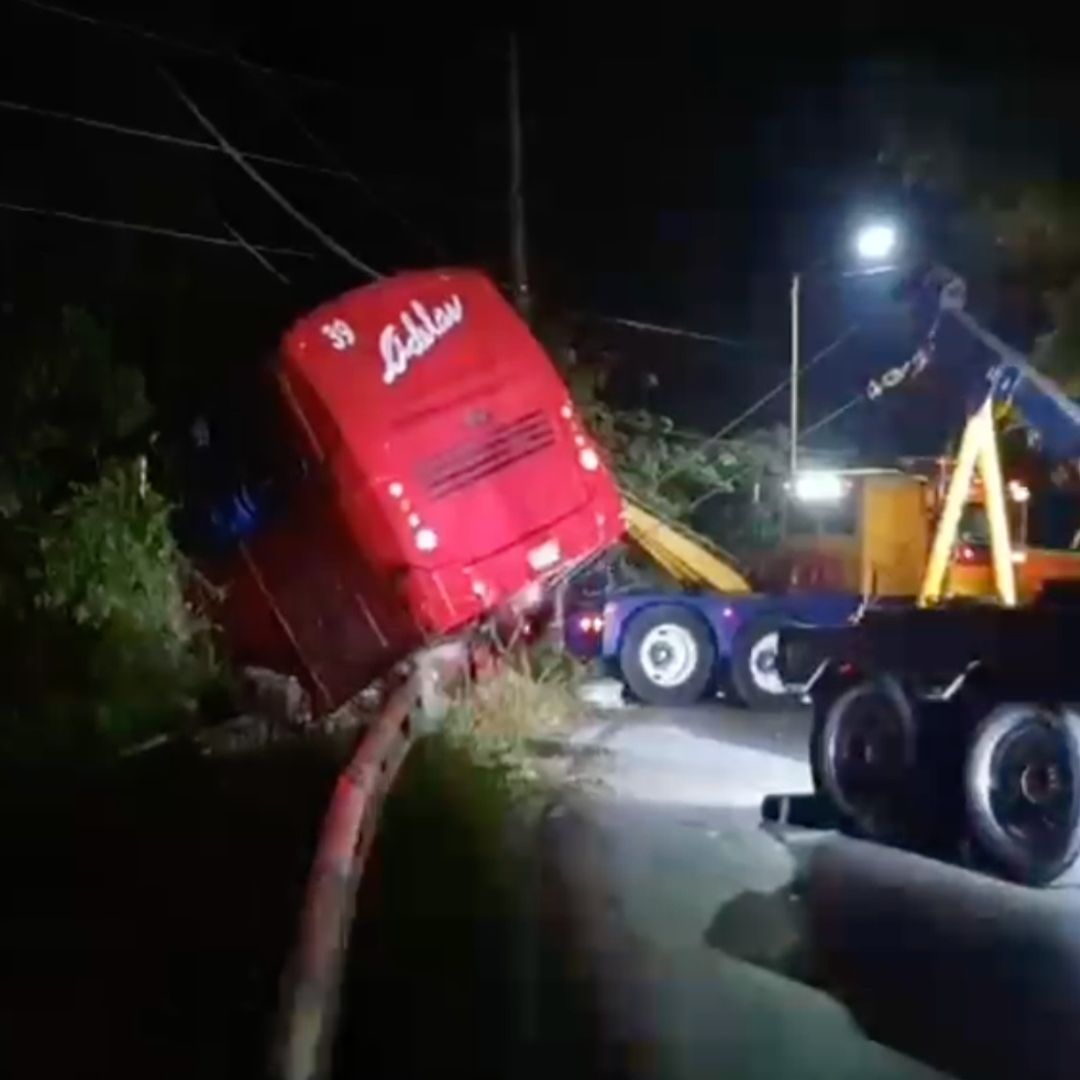 Autobús de transporte sale de la carretera y cae a barranco en Veracruz