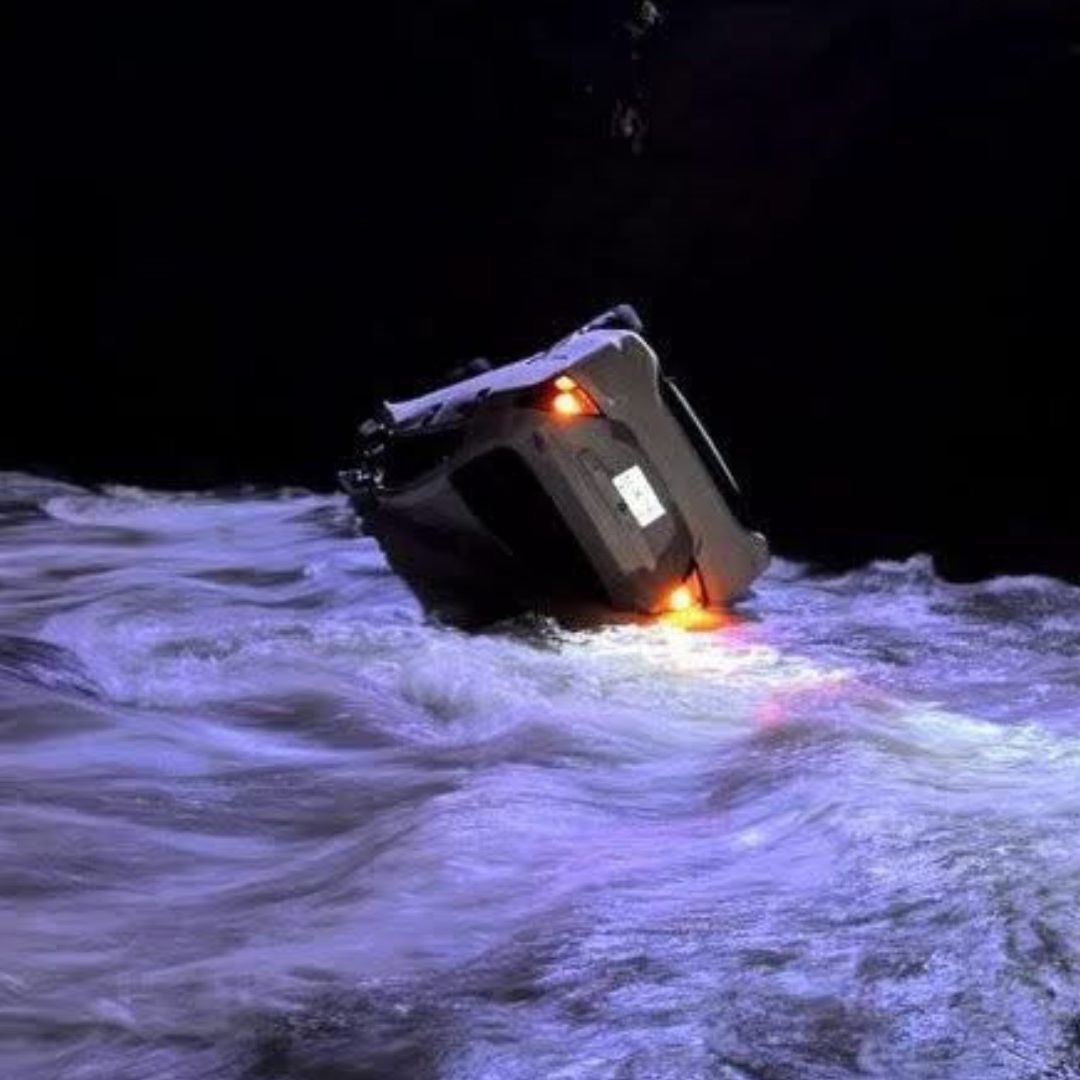 Automóvil termina volcado al caer a un río en Córdoba, Veracruz