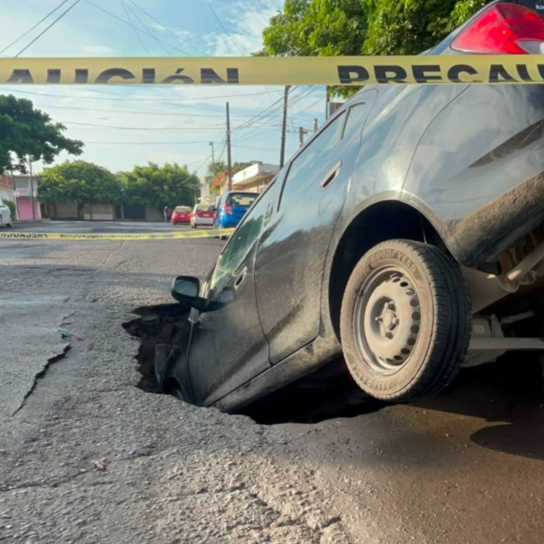 Automóvil color negro cae en socavón mientras circulaba por calles de Veracruz