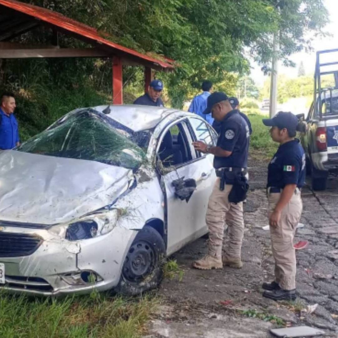 Sujetos abandonan automóvil accidentado en la carretera Tuxtan-Tampico al norte de Veracruz