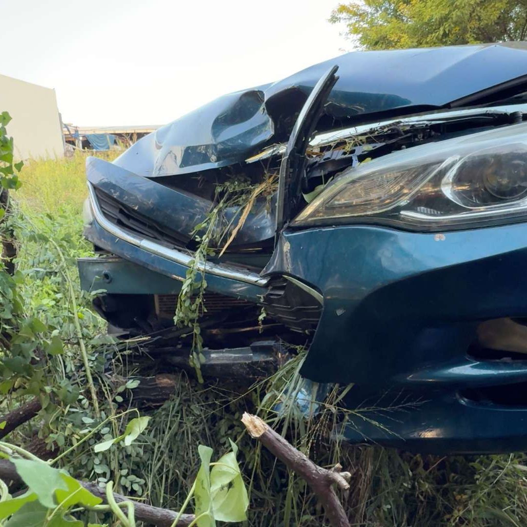 Conductor pierde el control presuntamente ante maniobra de otro auto y destroza su auto contra un árbol
