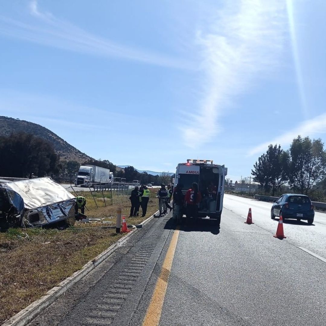 Equipos de emergencia atienden un accidente en el km 133 de la autopista México-Querétaro
