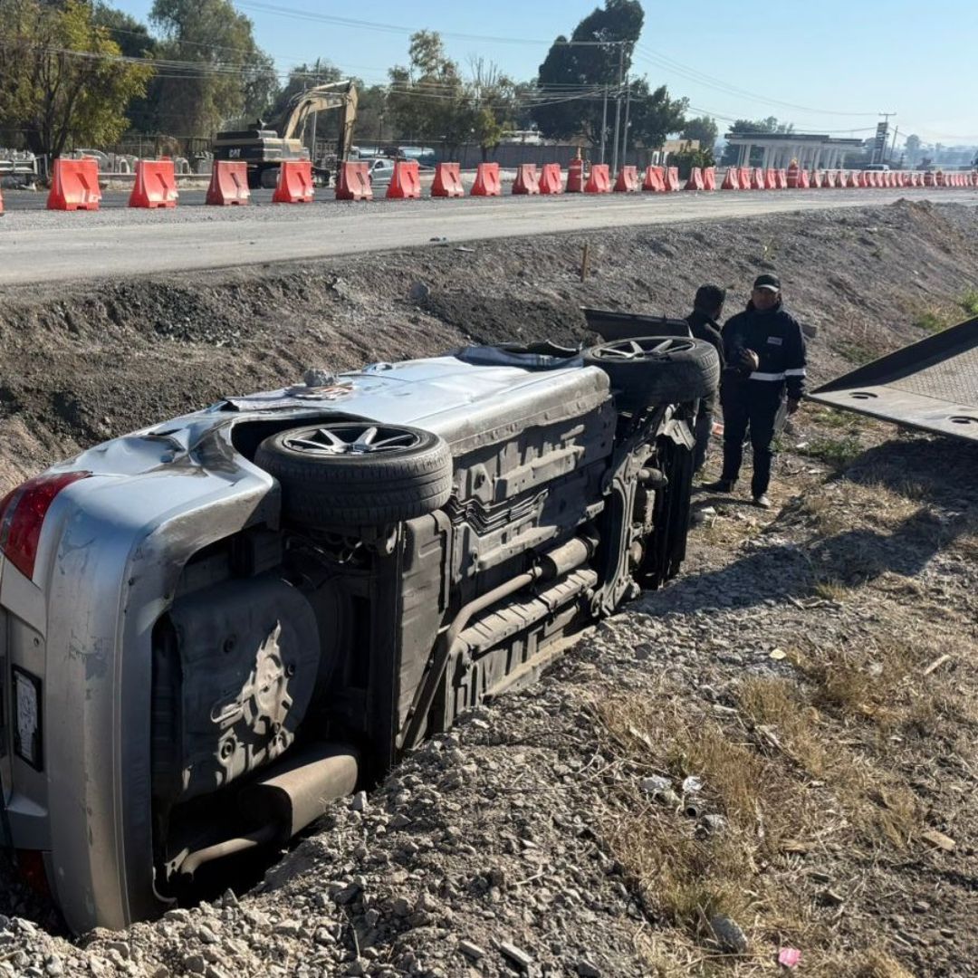 Efectivos de la Guardia Nacional abanderan una volcadura en el km 194 de la México-Querétaro