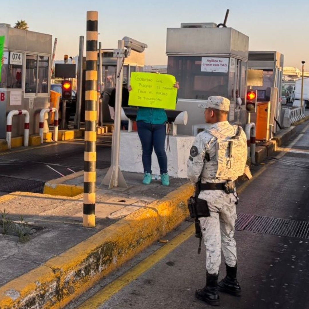Un guardia nacional vigila una protesta en la caseta de cobro en la México-Querétaro