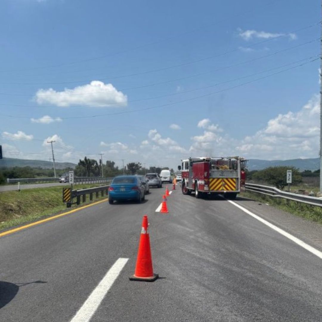 La Guardia Nacional abandera un accidente múltiple en la México-Querétaro