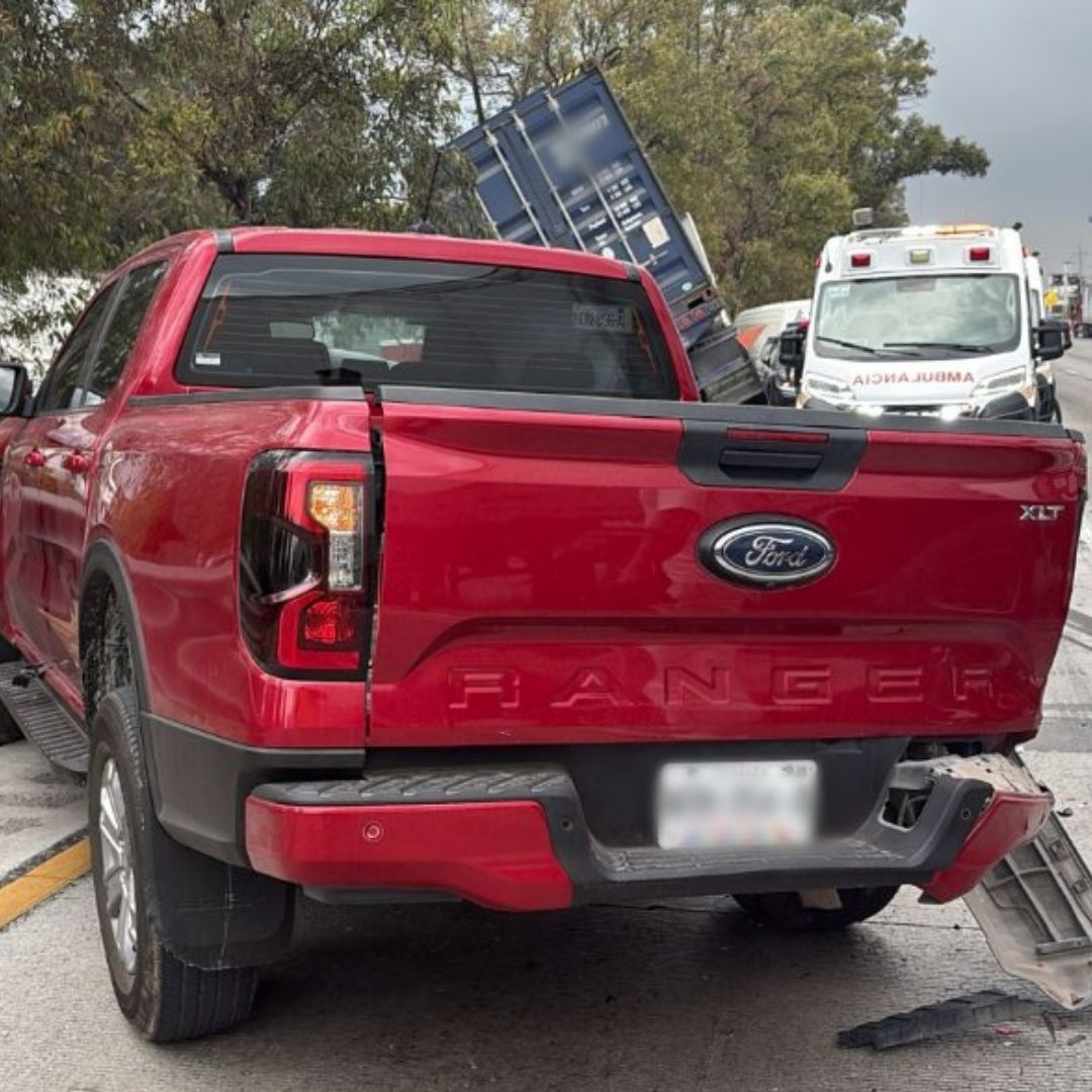 Accidente entre una camioneta particular y un tráiler en el km 43 de la México-Querétaro