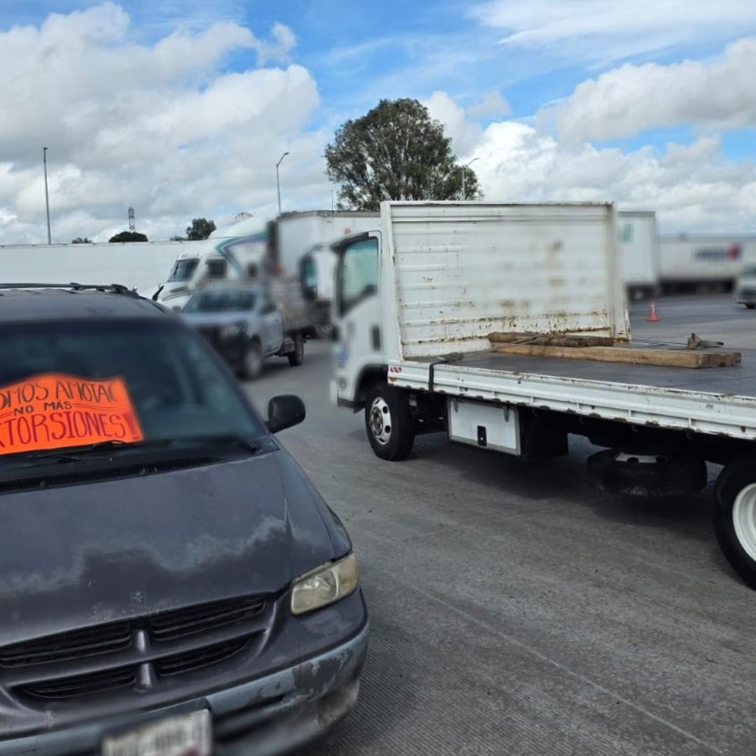 Transportistas bloquean la autopista México-Querétaro
