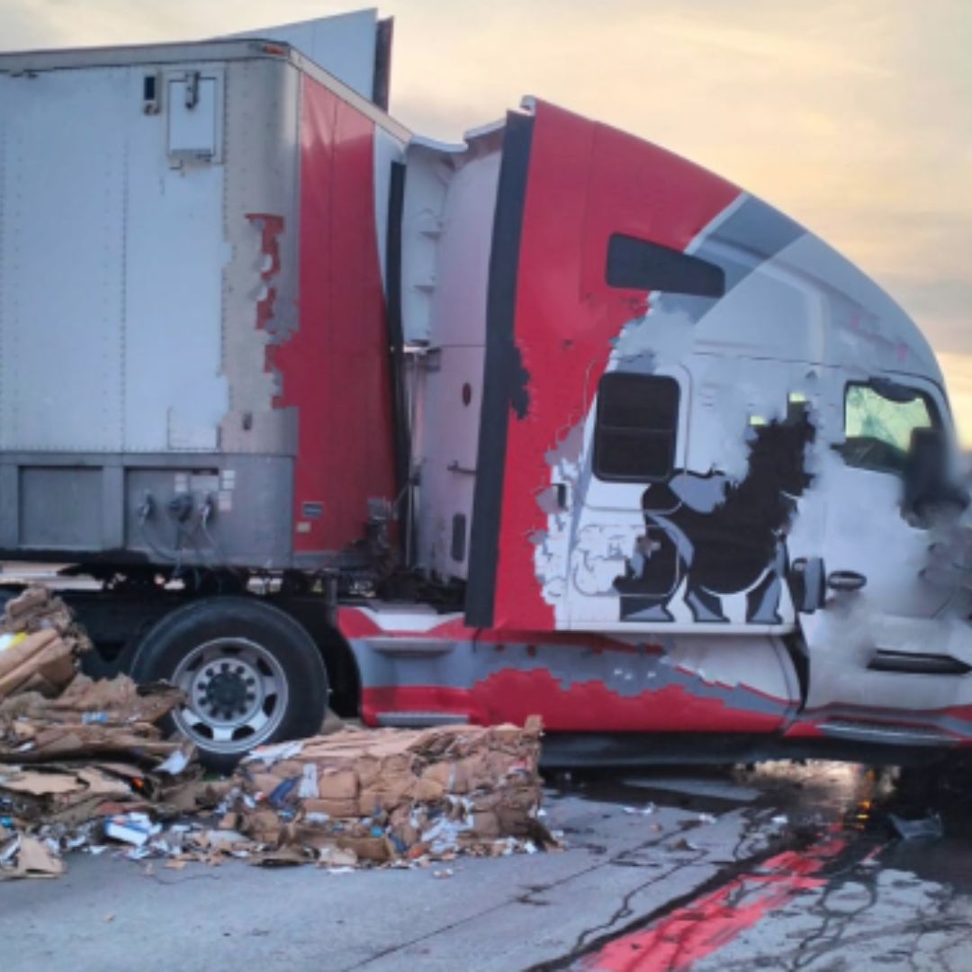Tráiler accidentado en el km 157 de la autopista México-Querétaro