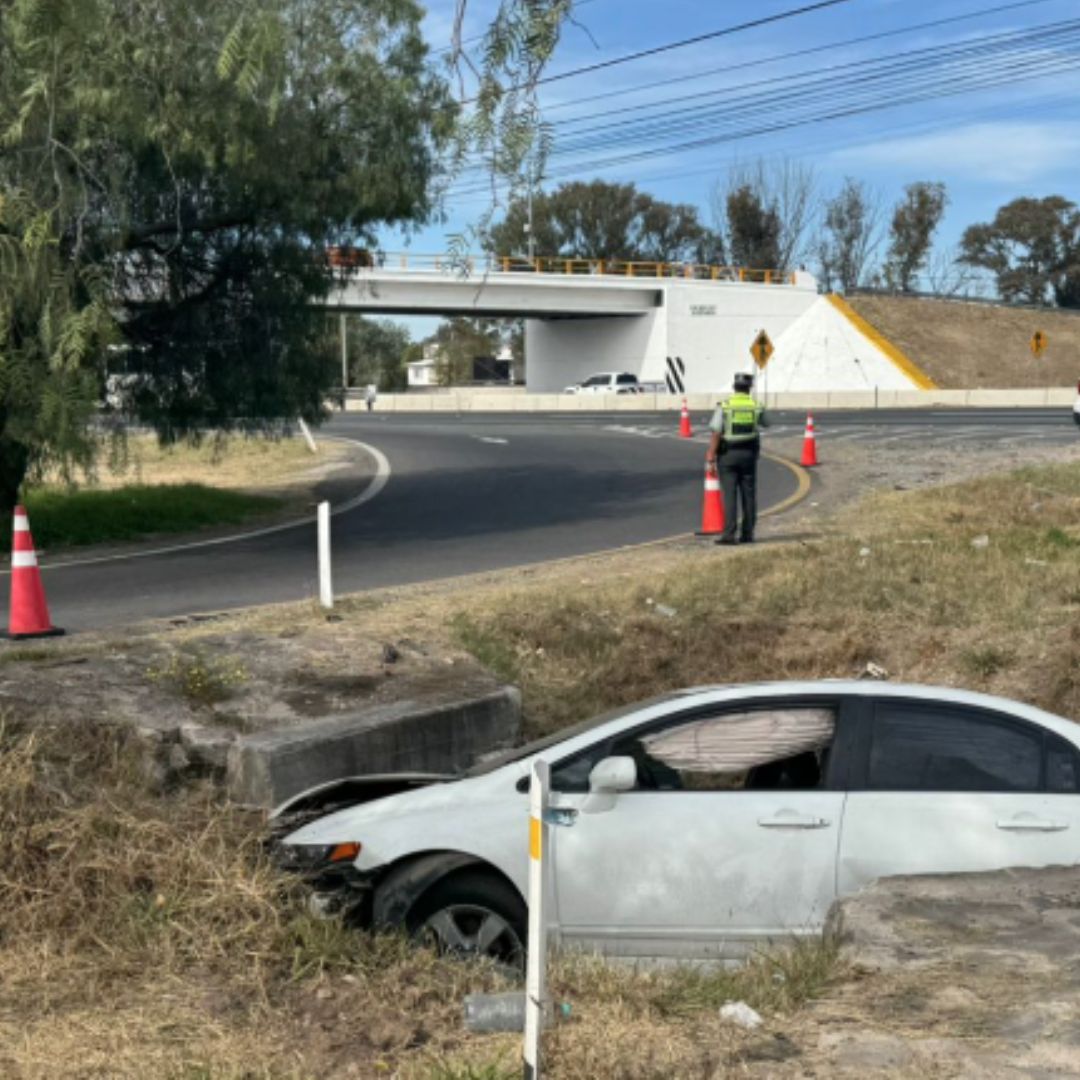 Un automovilista sufre un percance en la autopista México-Querétaro