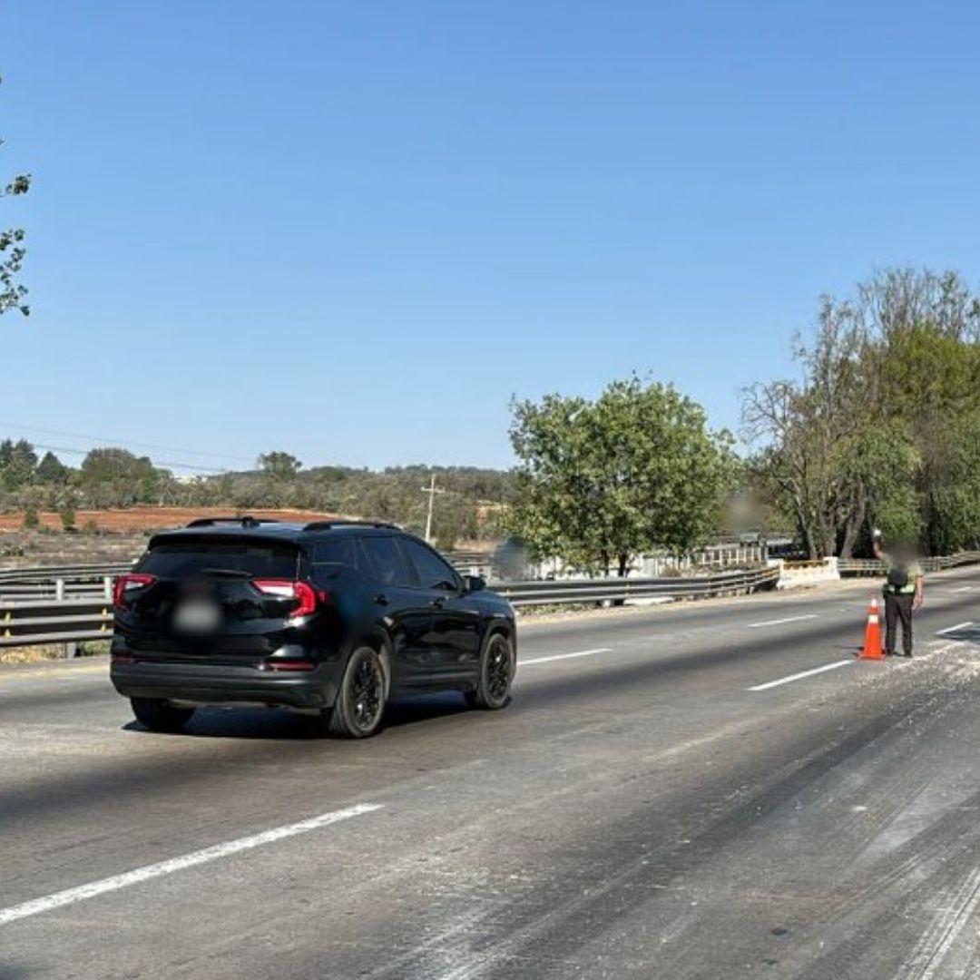 Un guardia nacional abandera un accidente en la autopista México-Querétaro