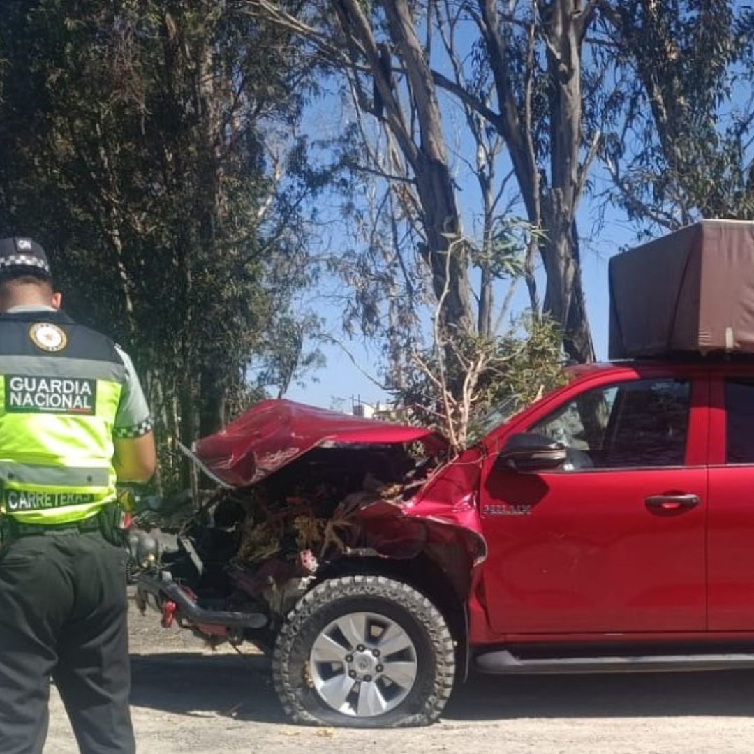 Un elementos de la Guardia Nacional resguarda la escena de un accidente en la México-Querétaro