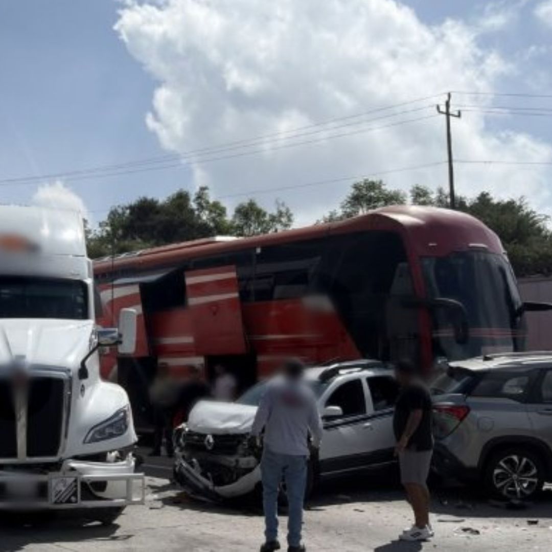 La Guardia Nacional abandera un accidente múltiple en la México-Querétaro