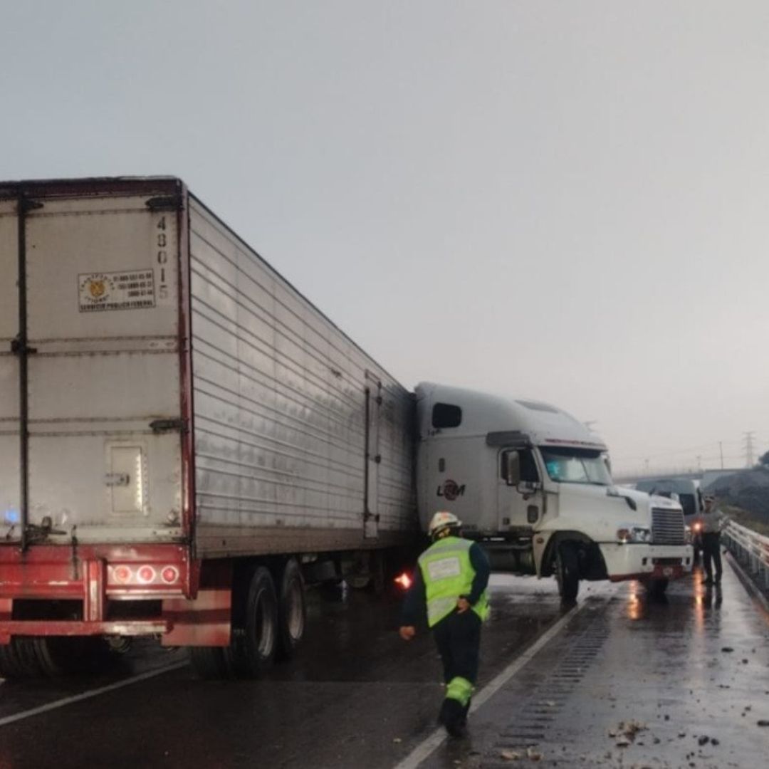 La Guardia Nacional abandera el accidente de un tráiler en el km 44 de la México-Querétaro
