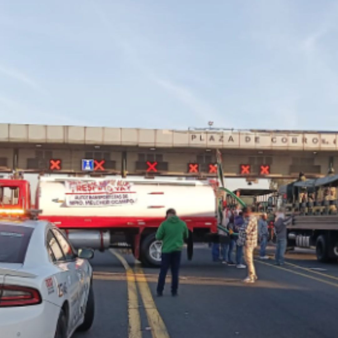 Protestas y bloqueo en la caseta de cobro de Tepotzotlán, en la autopista México-Querétaro