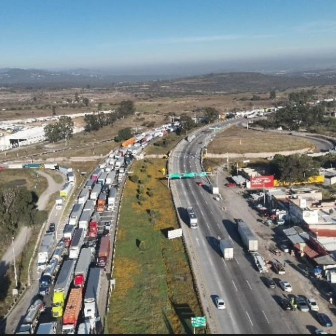 Afectaciones viales por tráileres del kilómetro 119 al 107 de la México-Querétaro
