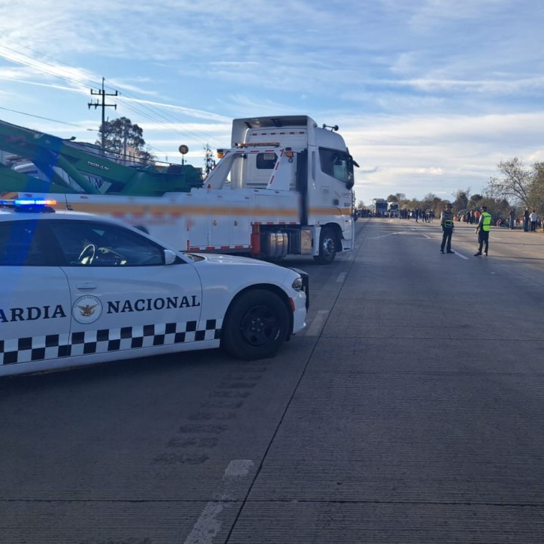 Efectivos de la Guardia Nacional vigilan una protesta en el km 97 de la México-Querétaro