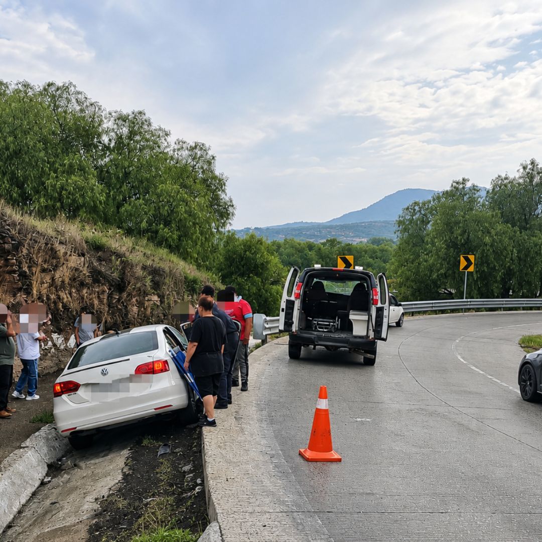 Elementos de la Guardian Nacional atienden un accidente vial en la México-Querétaro