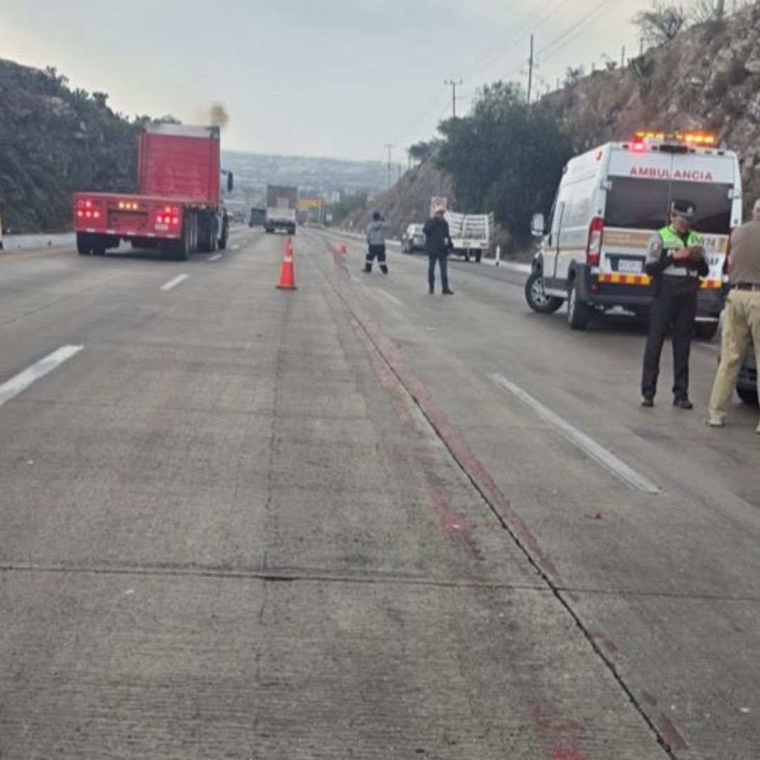 Presencia de afectados y guardias nacionales por accidente en la autopista México-Querétaro