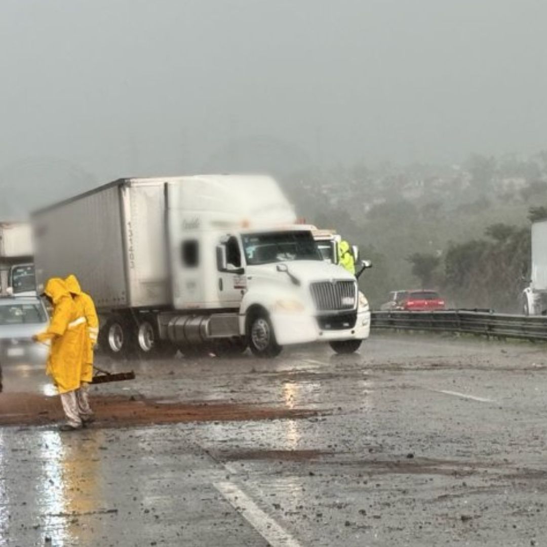 Equipos de emergencia atienden un accidente en la México-Querétaro