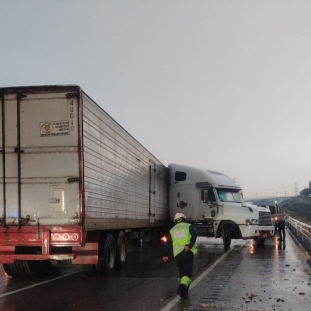 Un tráiler sufre un incidente en el kilómetro 44 de la autopista México-Querétaro
