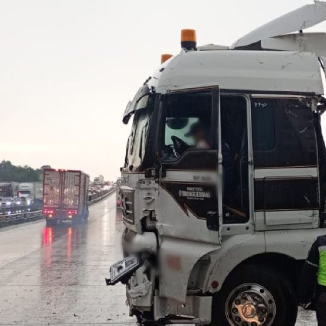Un vehículo de carga sufre accidente en la México-Querétaro