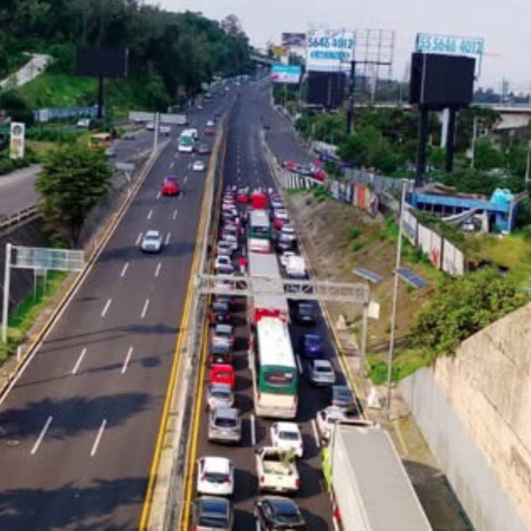 El bloqueo en la autopista México-Toluca provoca severo caos vial en la CDMX