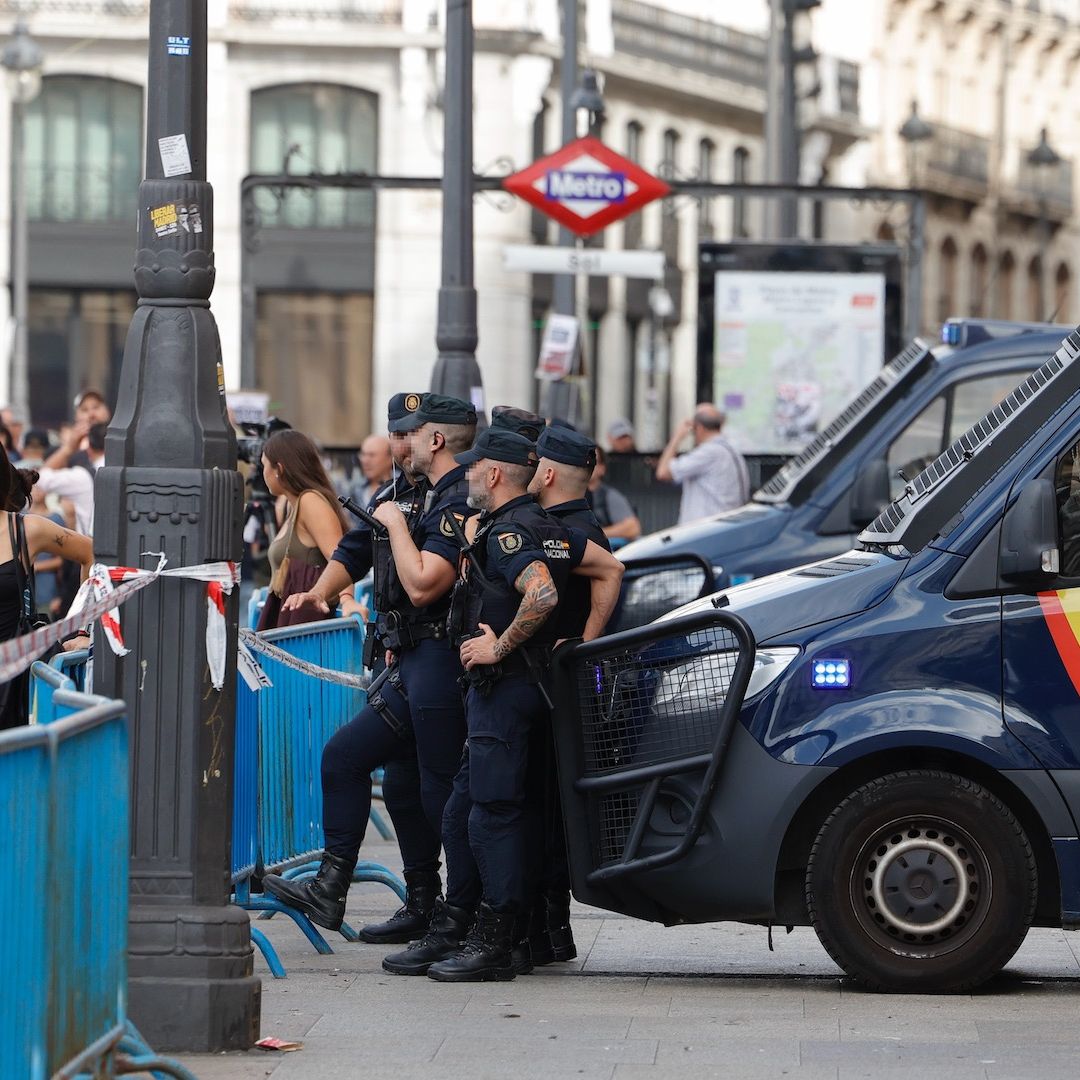 Policías vigilan acampada contra desalojos en Madrid