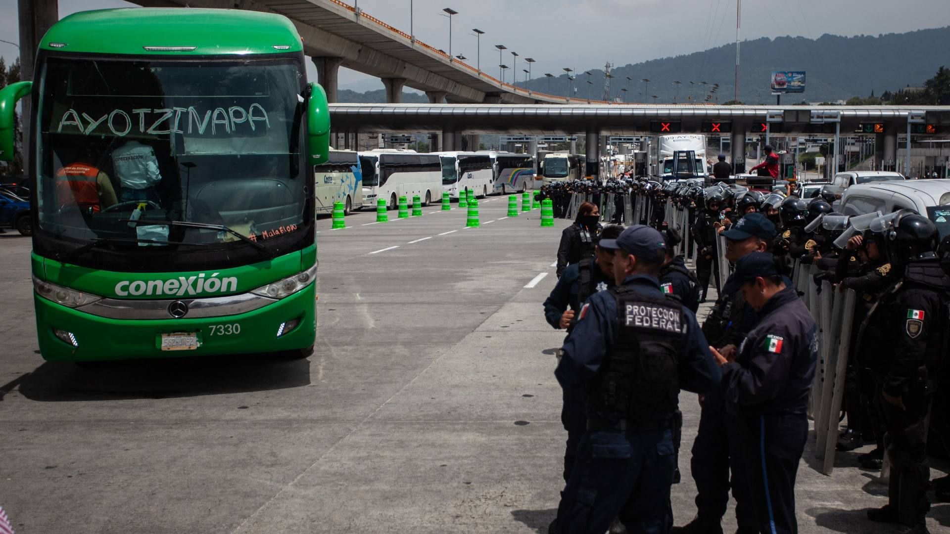 Cierre en caseta de Tlalpan por camiones de normalistas de Ayotzinapa. Foto: Cuartoscuro