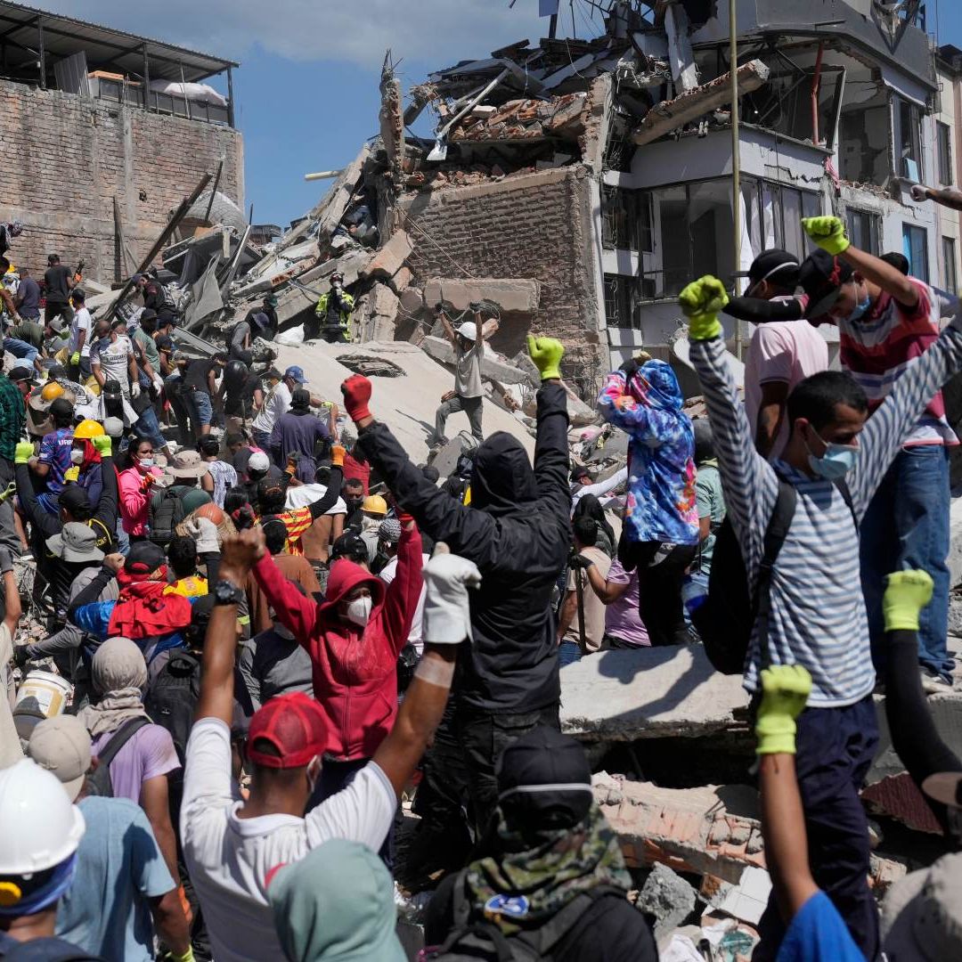 Personas retiran escombros y piden silencio en una zona donde podría haber un superviviente tras terremoto en Colombia. Foto: AP