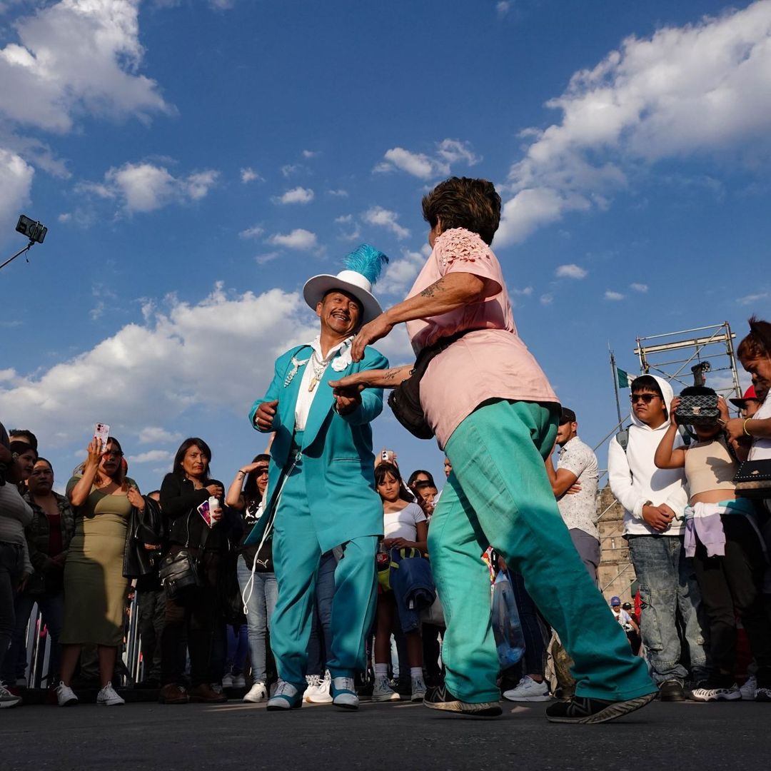 Personas bailando en calles de la CDMX.