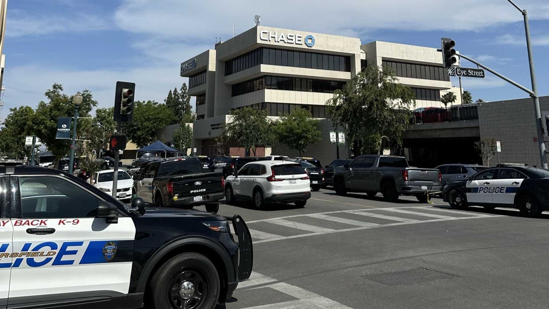 Banco tomado por sujeto con supuesta bomba en Bakersfield, California
