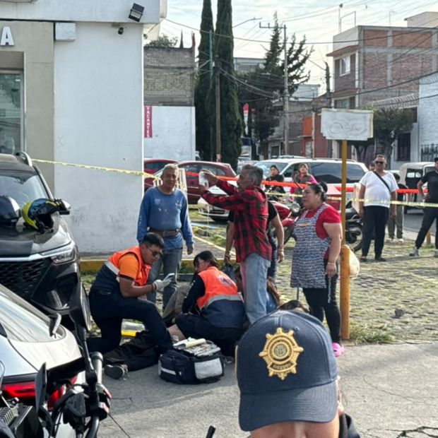 Vecinos ayudan a joven lesionado durante balacera en Ermita Iztapalapa