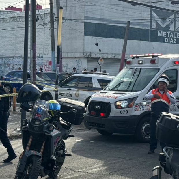 Servicios de emergencia custodian la zona donde quedaron los cuerpos de las víctimas de la balacera